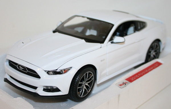 Maisto 1/18 Scale Diecast 38133 - 2015 Ford Mustang GT - White