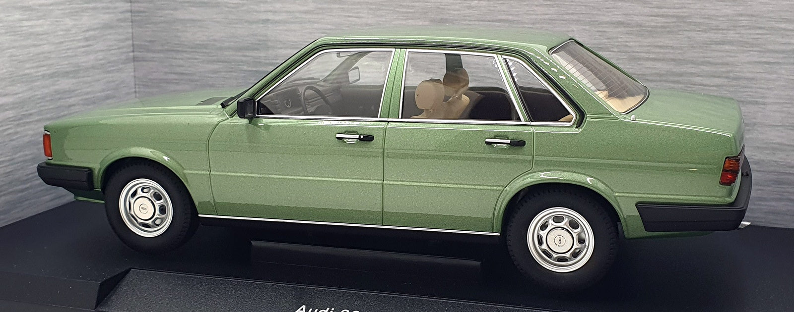 MCG 1/18 Scale Diecast MCG18525 - Audi 80 B2 - Met. Green