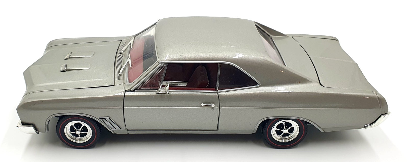 Ertl 1/18 Scale Diecast 14126J - 1967 Buick GS 400 - Silver