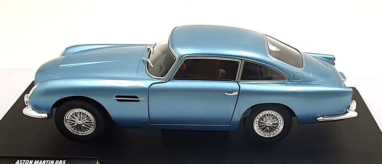 Solido 1/18 Scale S1807104 - 1964 Aston Martin DB5 - Lt. Met. Blue