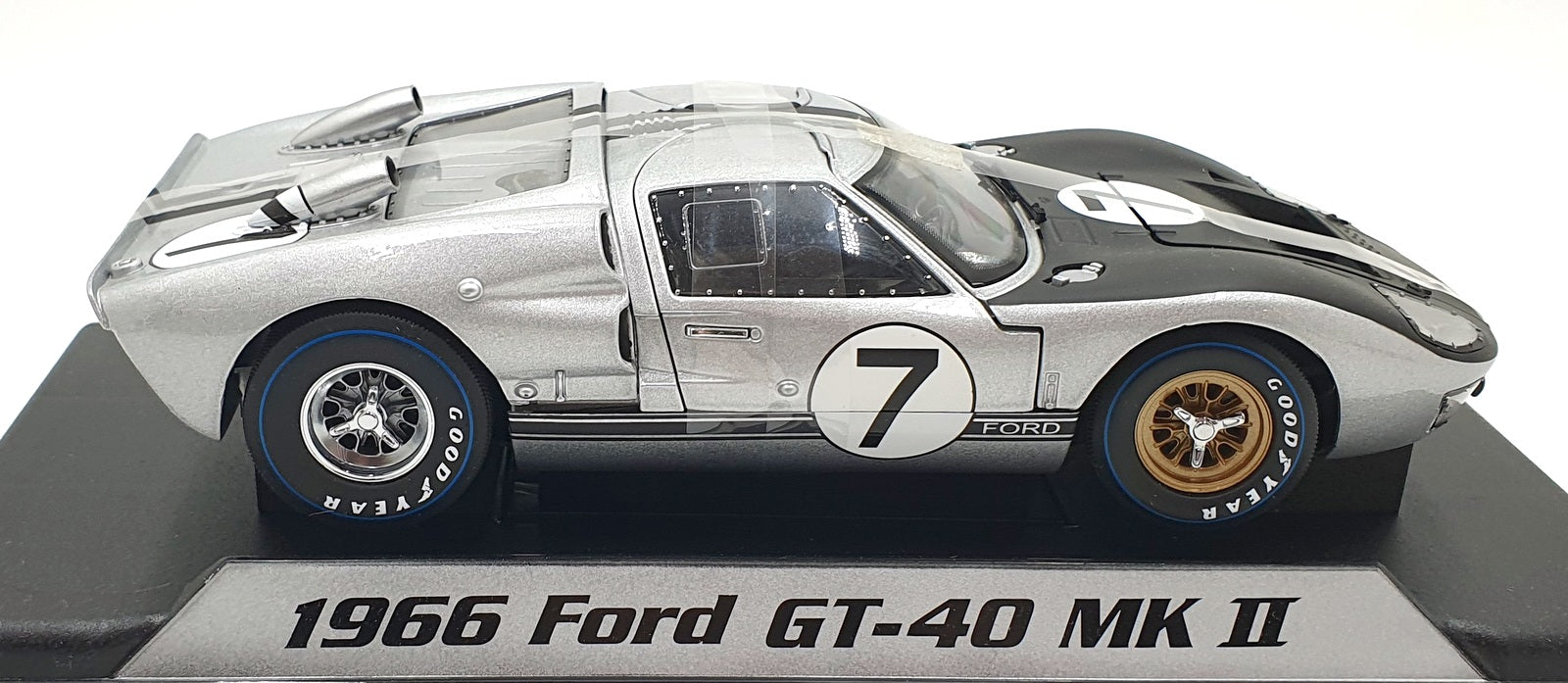 Shelby Collectibles 1/18 Scale Diecast 06922S - Ford GT40 1966 MK II - Silver