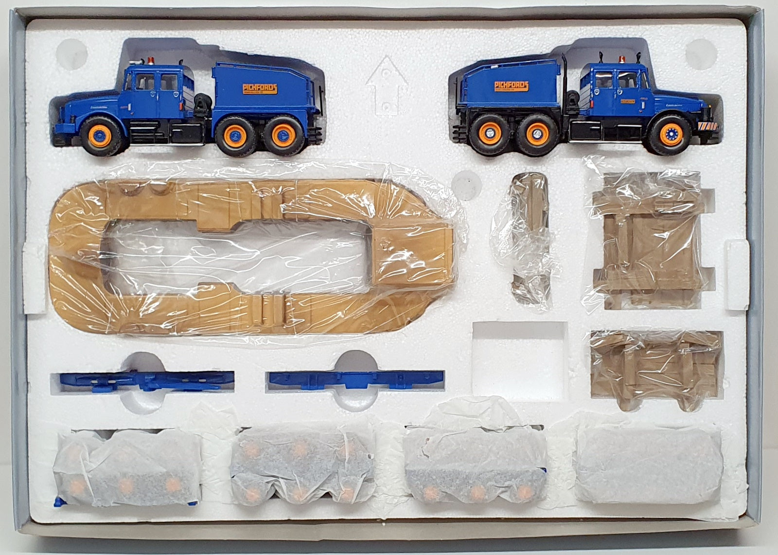 Corgi 1/50 Scale 18002 Scammell Contractor 2 With Bogie Trailer & Load Pickfords