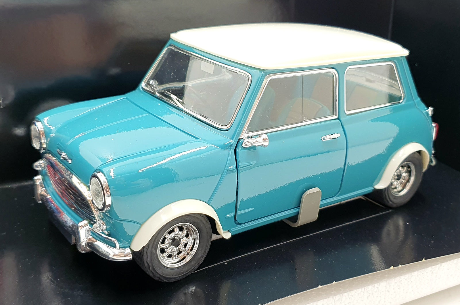 Solido 1/18 Scale Diecast 71822 - Austin Mini Cooper - Teal/White Roof