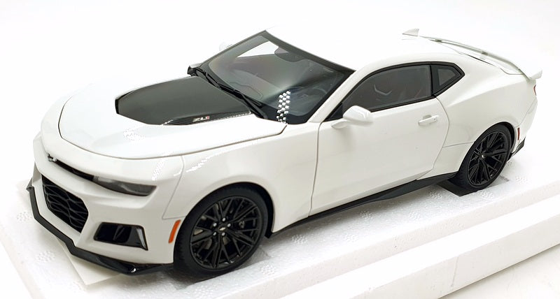 Autoart 1/18 Scale Diecast 71206 - Chevrolet Camaro ZL1 - Summit White