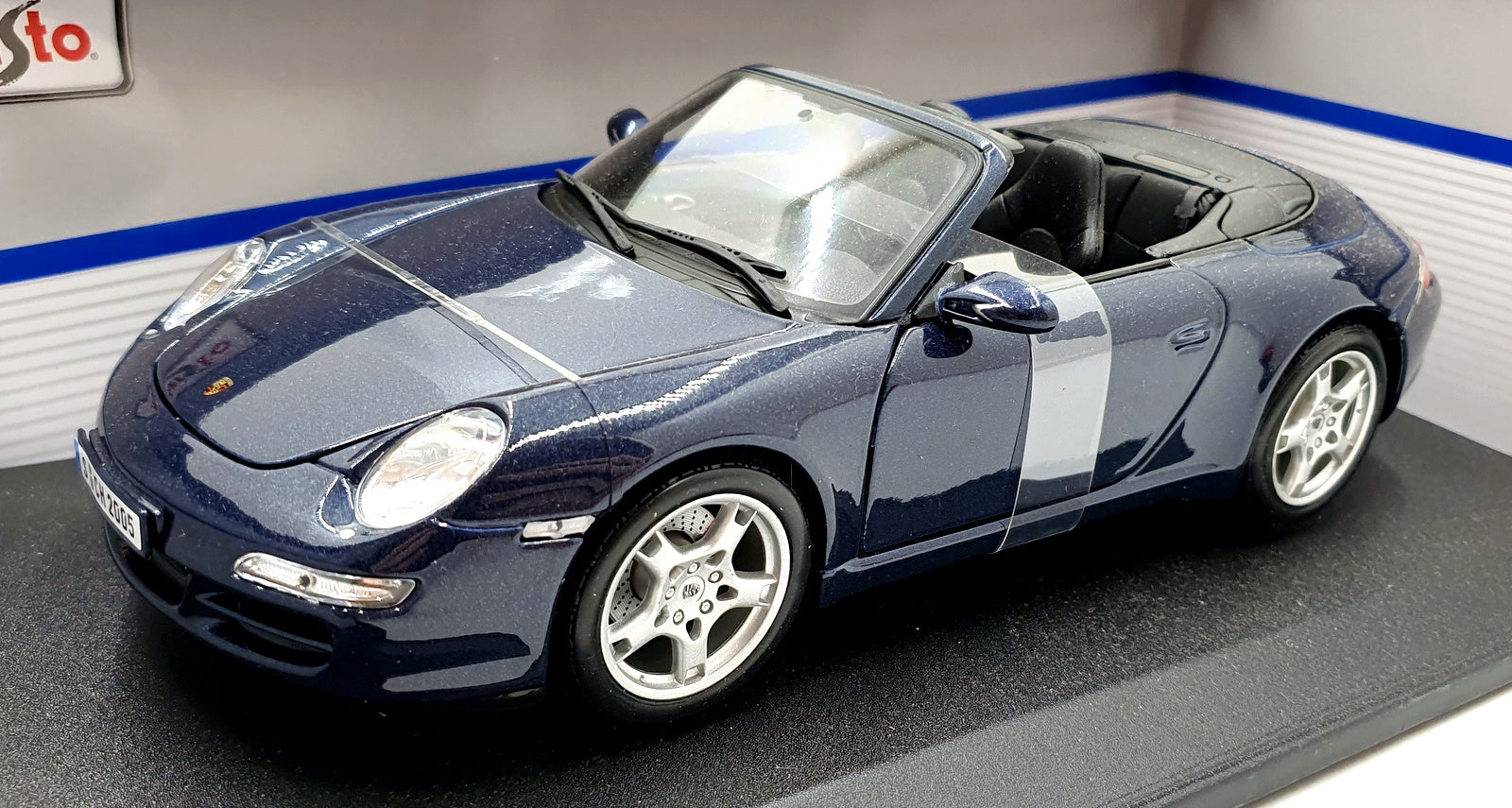 Maisto 1/18 Scale Diecast 31126 - Porsche 911 Carrera S Cabriolet - Blue