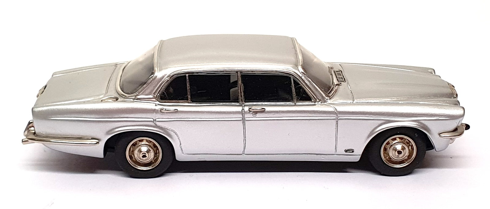 SMTS 1/43 Scale SNV 696M - Jaguar XJ6 4.2 Series 2 Arthur Daley Minder - Silver