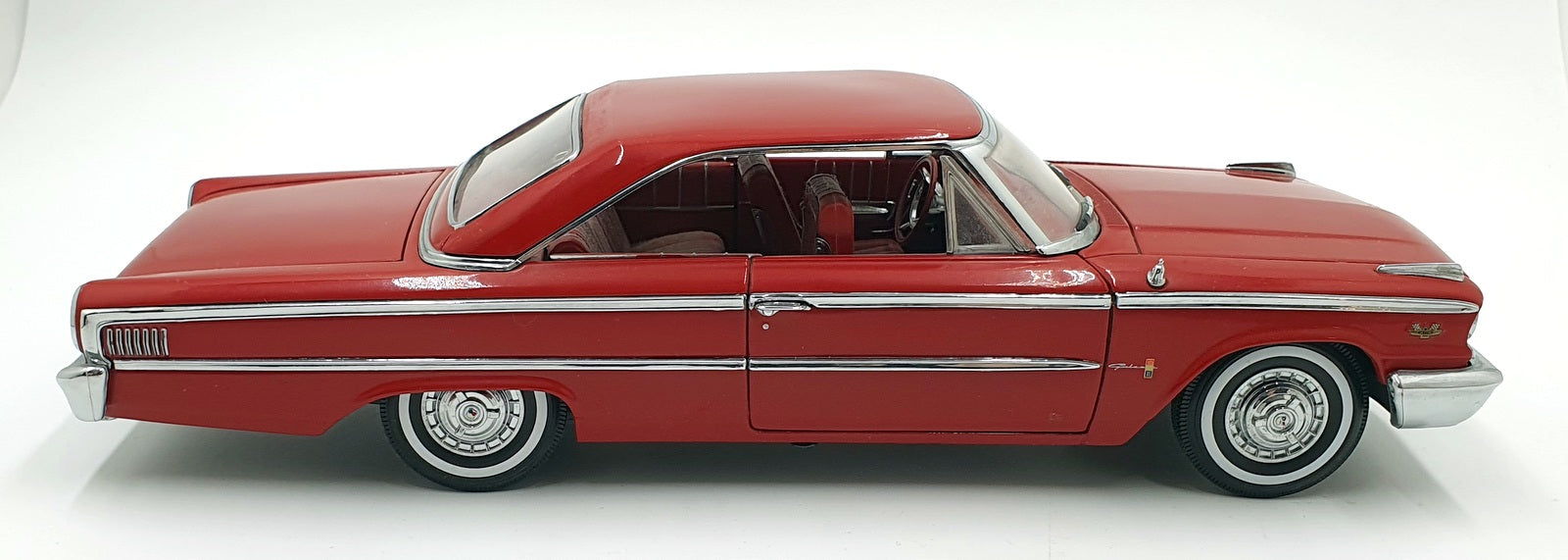 Sun Star 1/18 Scale Diecast 12226J - 1963 Ford Galaxie 500 XL - Red