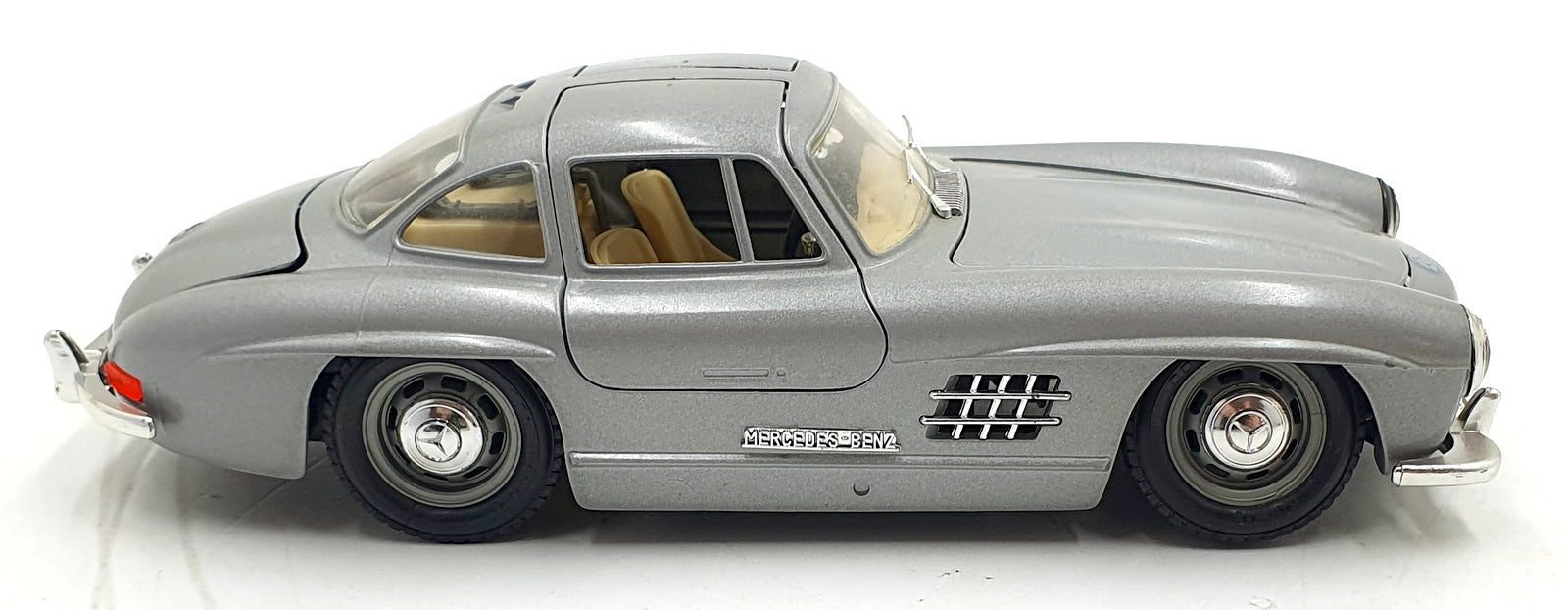 Burago 1/24 Scale Diecast 0522 - 1954 Mercedes Benz 300 SL - Silver