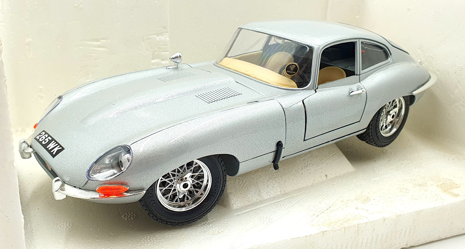Burago 1/18 Scale Diecast 3038 - 1961 Jaguar E-Type Coupe - Silver