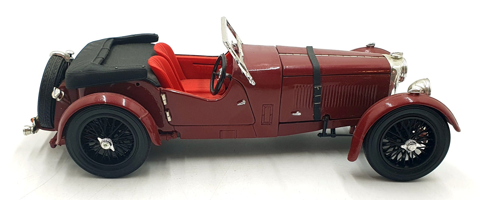 Signature 1/18 Scale Diecast 22426A - 1934 Aston Martin - Red