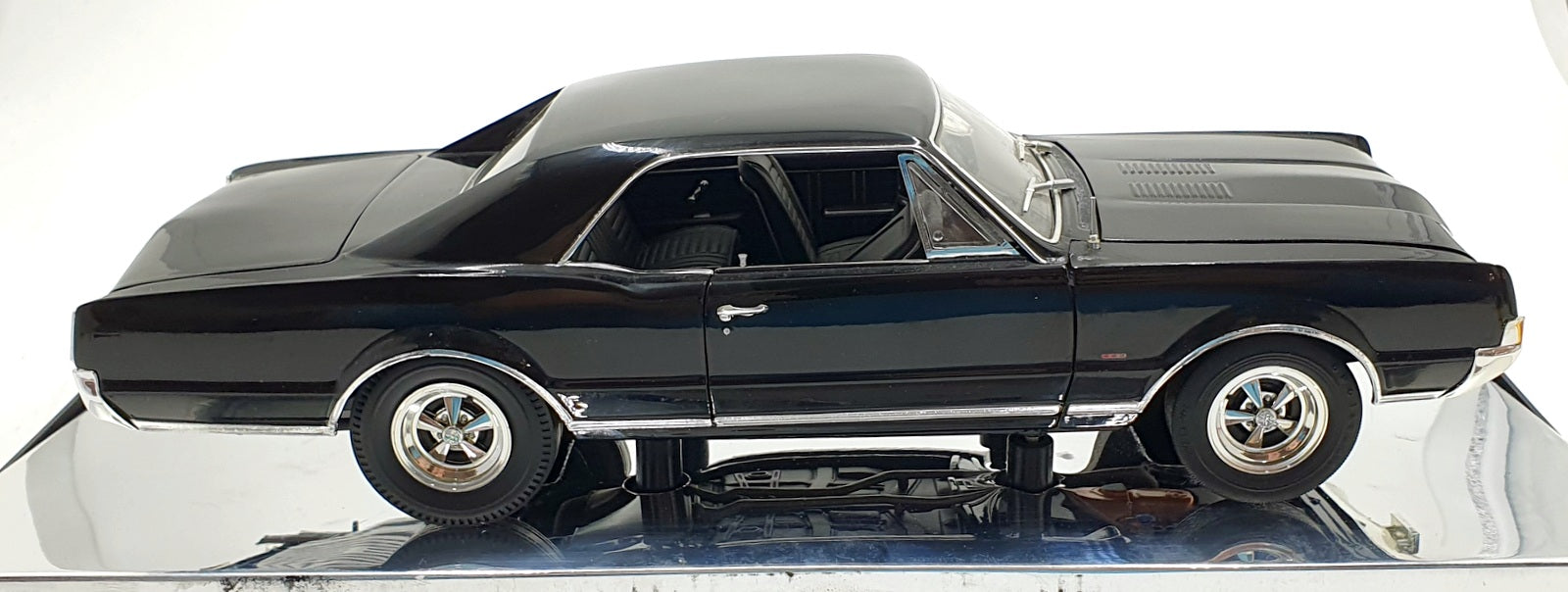 Highway 61 1/18 Scale 50118 - 1967 Oldsmobile 4-4-2 Coupe - Black
