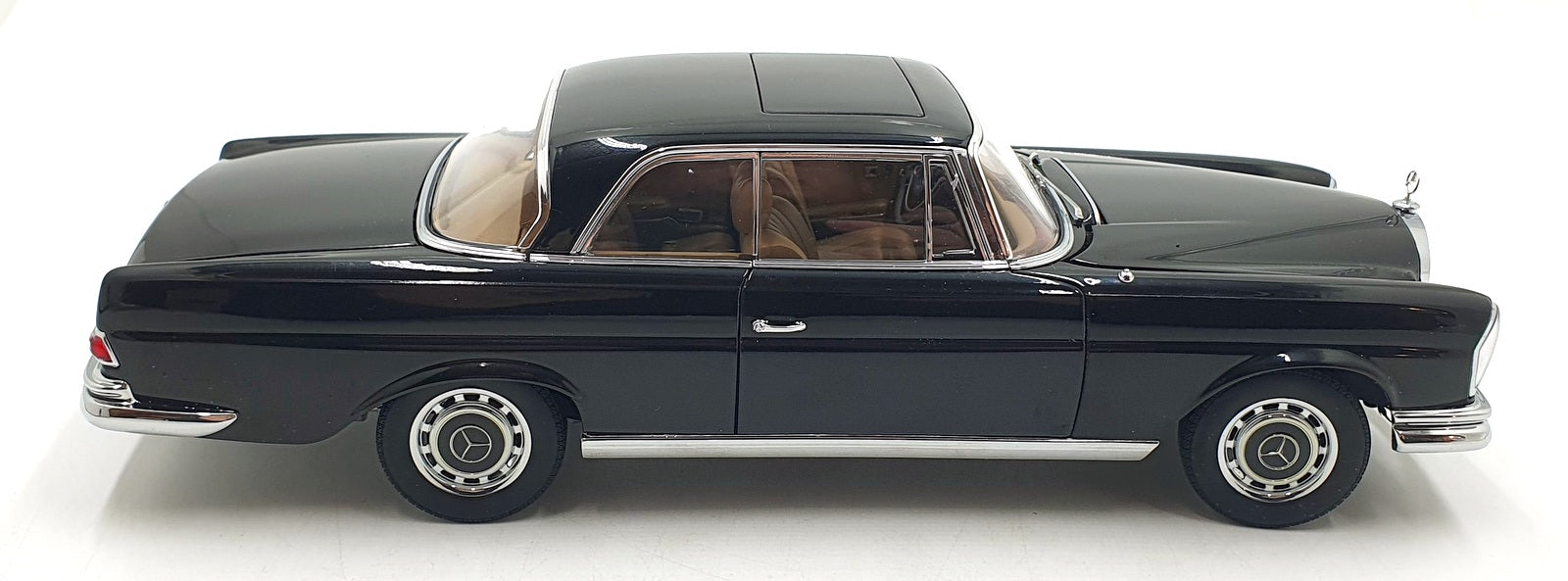 AutoArt 1/18 Scale 76286 - Mercedes Benz 280 SE Coupe 1968 - Black