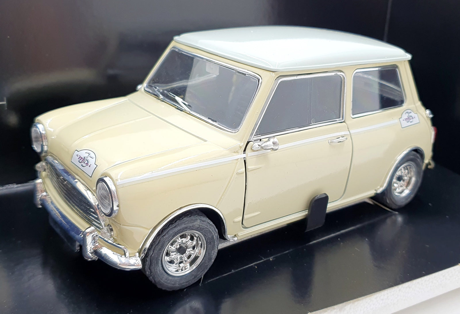 Solido 1/18 Scale Diecast  27411 - Austin Mini Cooper Mini 35 - Cream/White