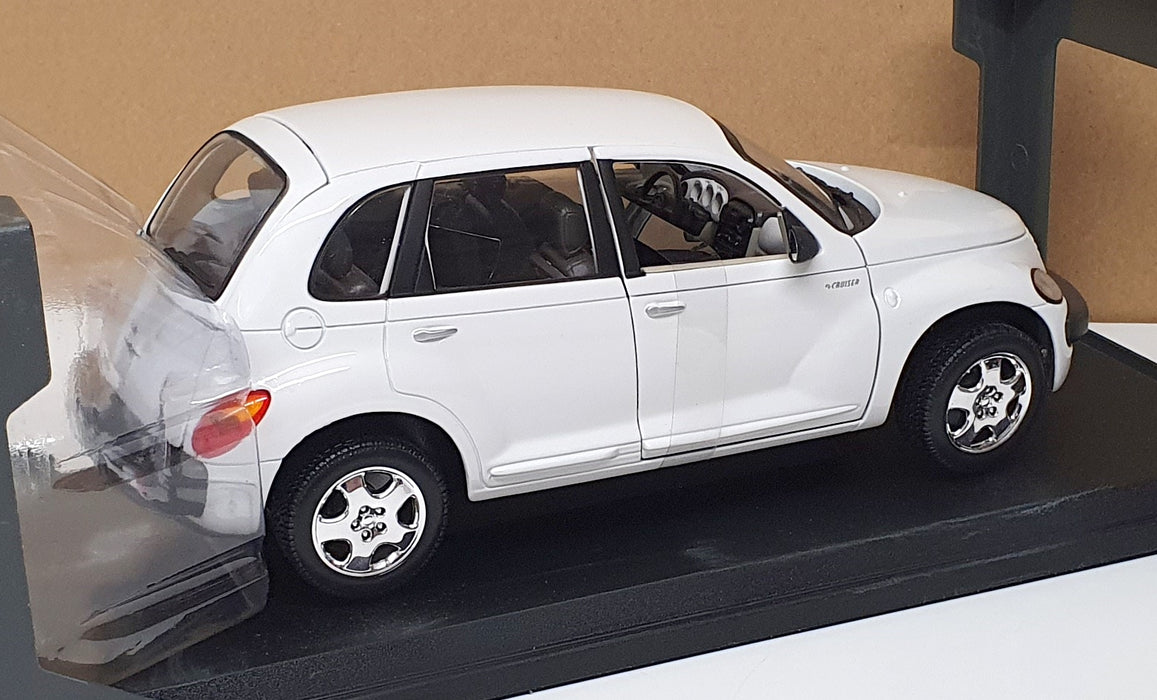 Maisto 1/18 Scale Diecast 31895 - Chrysler PT Cruiser - White