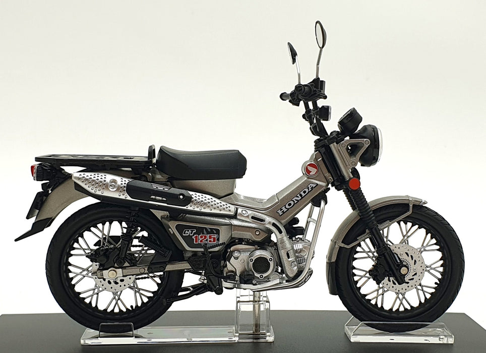 Aoshima 1/12 Scale 11225-4000 - Honda CT125 Motorbike - Silver