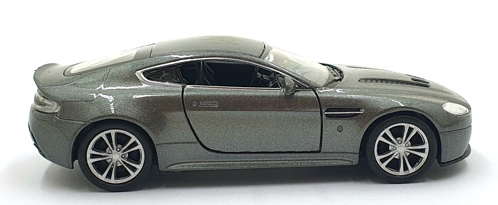 Welly Model 12cms Pull Back and Go 301125 - Aston Martin V12 Vantage - Met. Grey