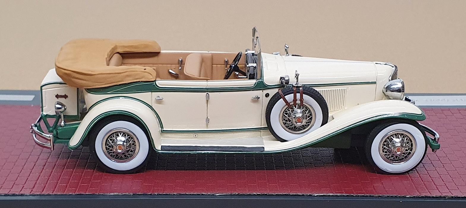Matrix 1/43 Scale MX40307-011 - 1931 Cord L-29 Pheaton - White/Green