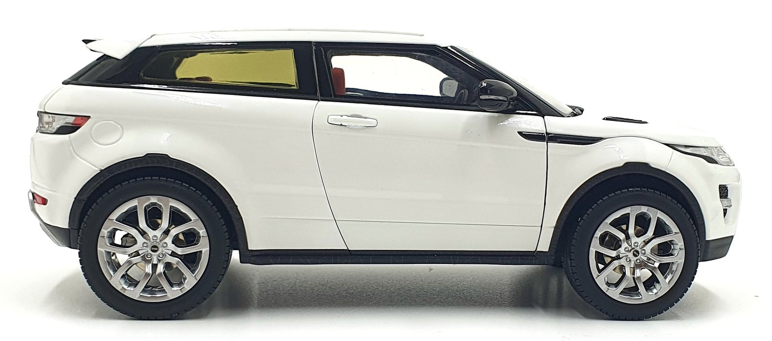 GT Autos 1/18 Scale Diecast 11003MB - Range Rover - White