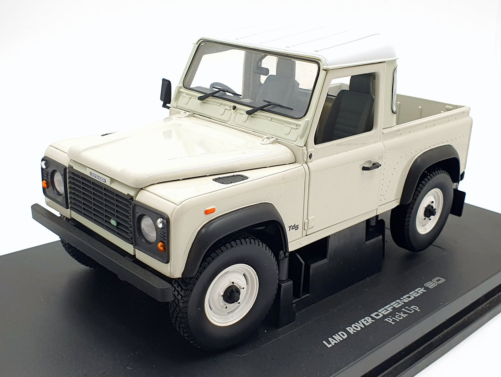 Universal Hobbies 1/18 Scale 3846 - Land Rover Defender 90 Pick Up - White