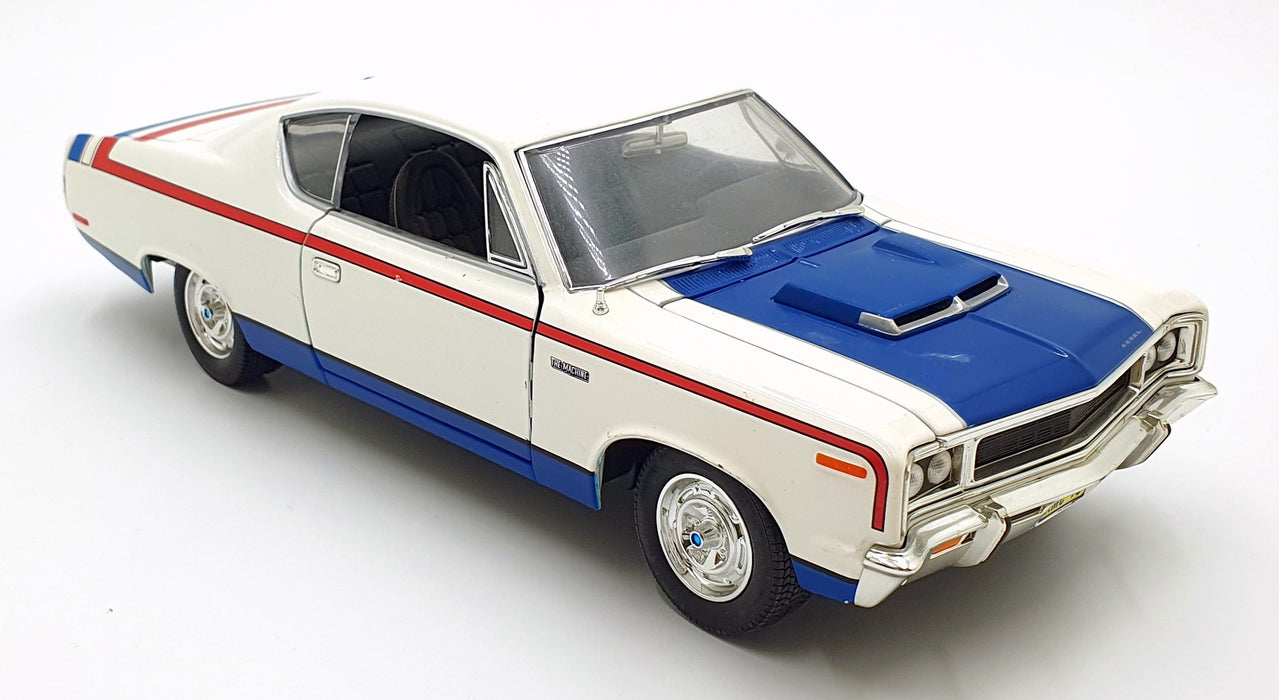 Road Signature 1/18 Scale Diecast 15126V - 1970 AMC Rebel - White/Red/Blue