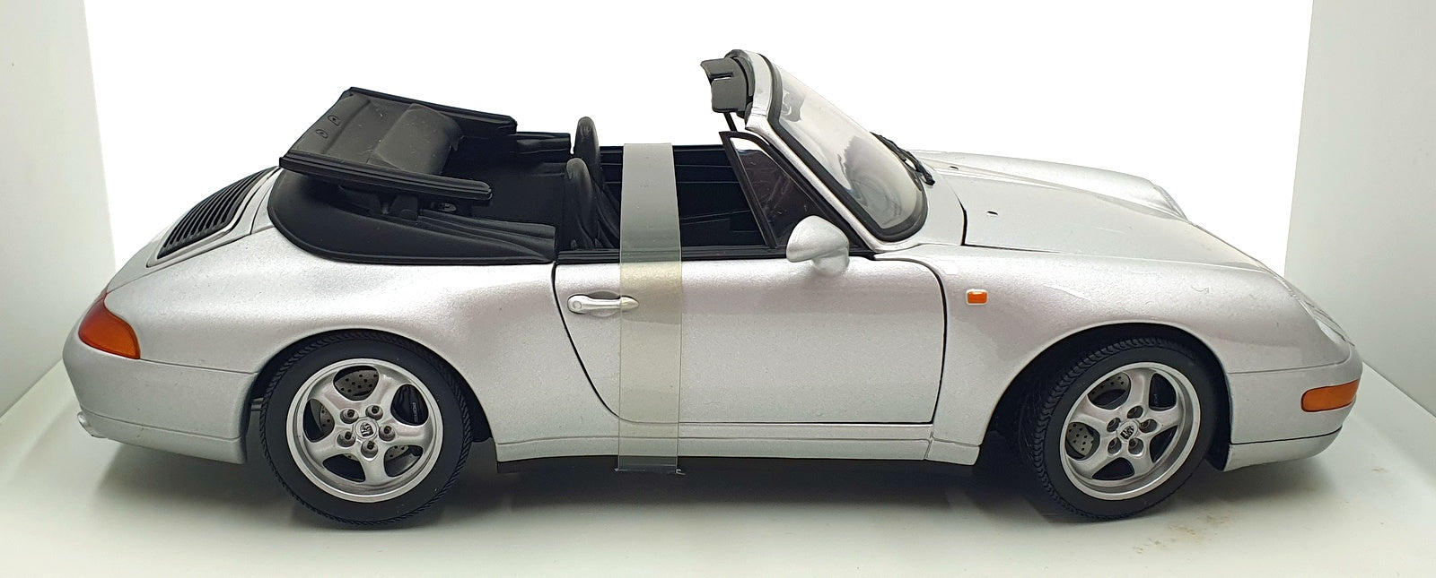 UT Models 1/18 Scale Diecast 27807 - Porsche 911 993 Cabriolet - Silver