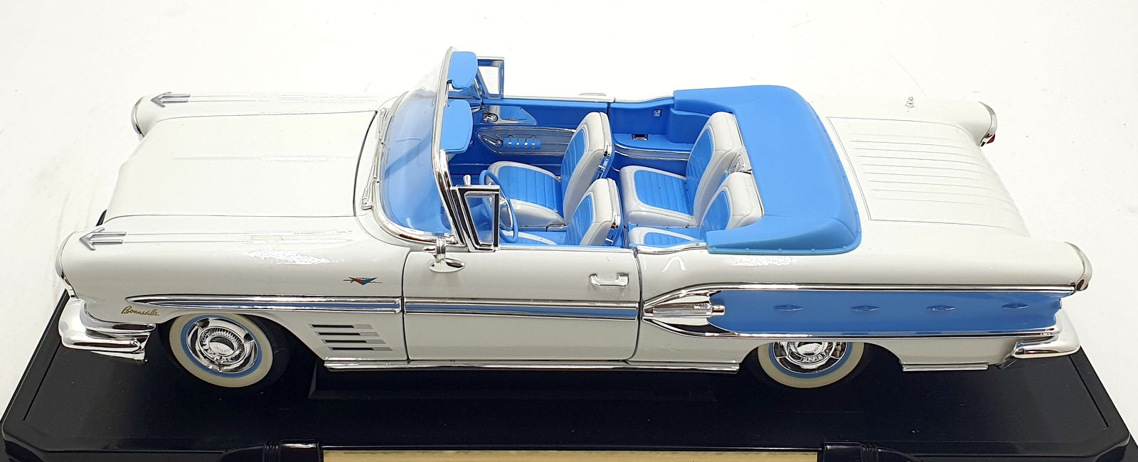 Road Signature 1/18 Scale Diecast 92438 - 1958 Pontiac Bonneville - White