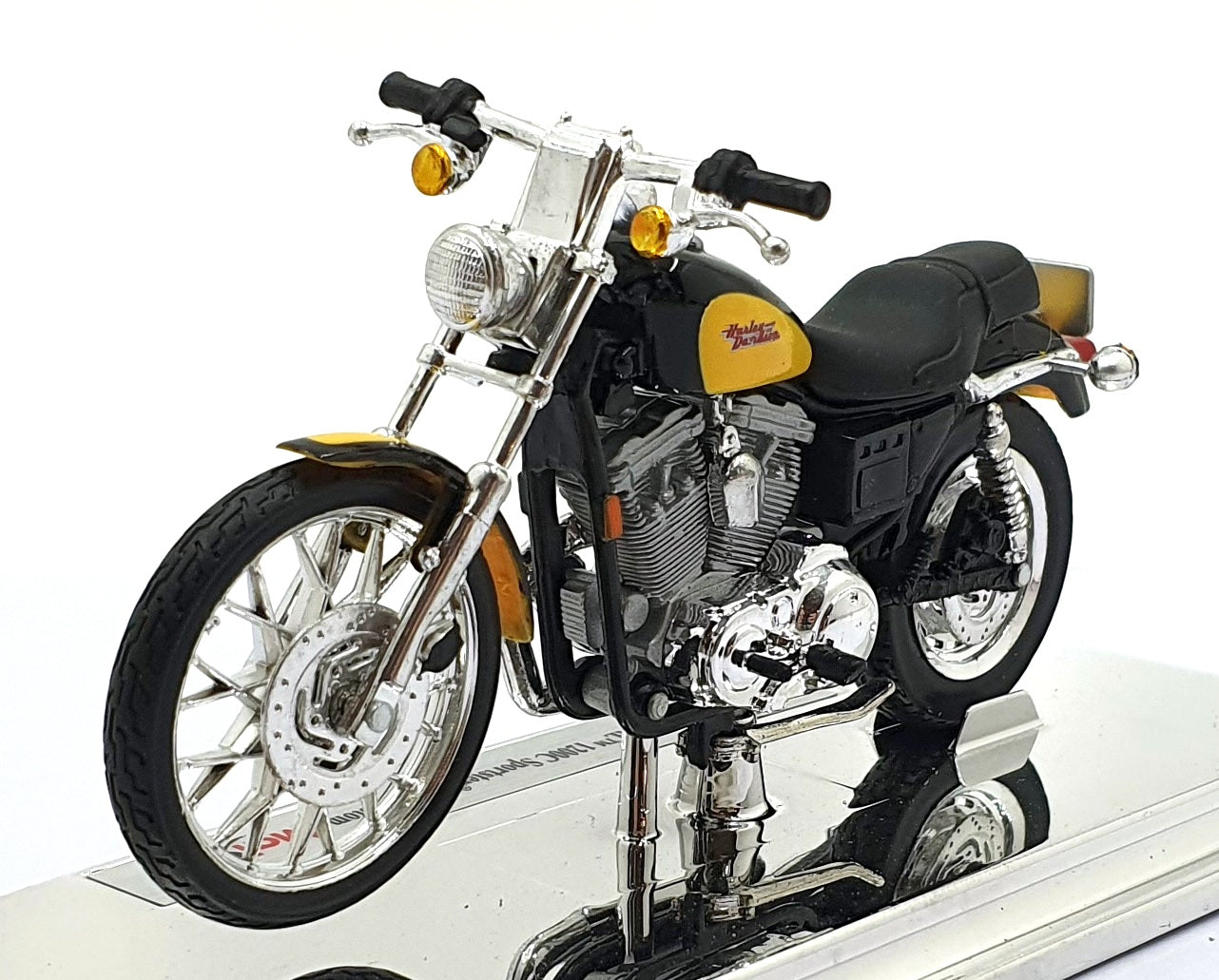 Maisto 1/18 Scale 39702 - Harley Davidson 2000 XL 1200C Sportster 1200 Custom