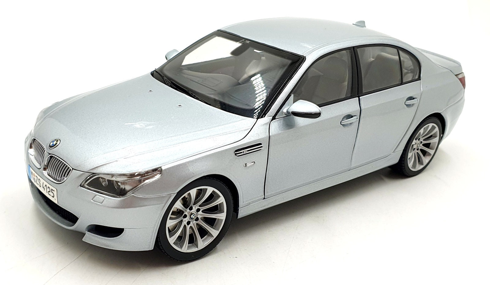 Kyosho 1/18 Scale Diecast 80 43 0 391 747 - BMW M5 - Silver
