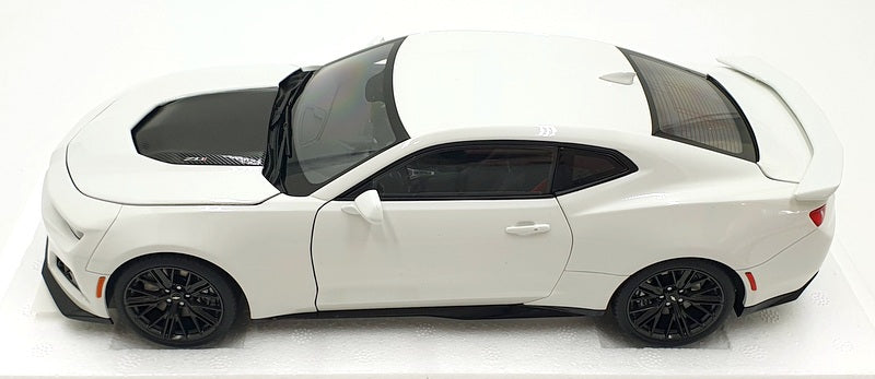 Autoart 1/18 Scale Diecast 71206 - Chevrolet Camaro ZL1 - Summit White