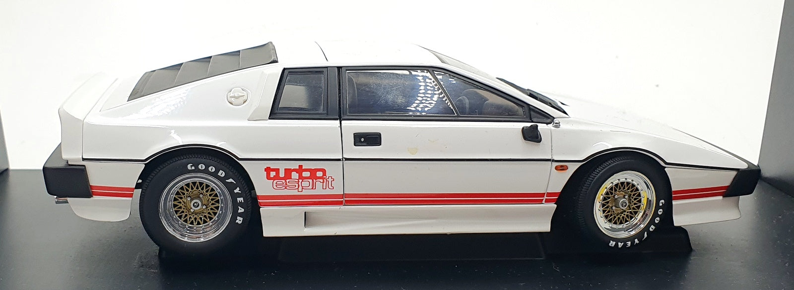 Autoart 1/18 Scale Diecast 70062 - Lotus Esprit Turbo RHD - White