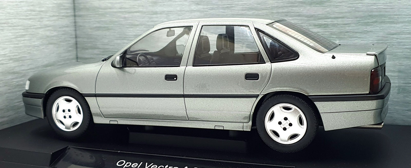 Model Car Group 1/18 Scale MCG18462 - Opel Vectra A2000 - Met. Grey