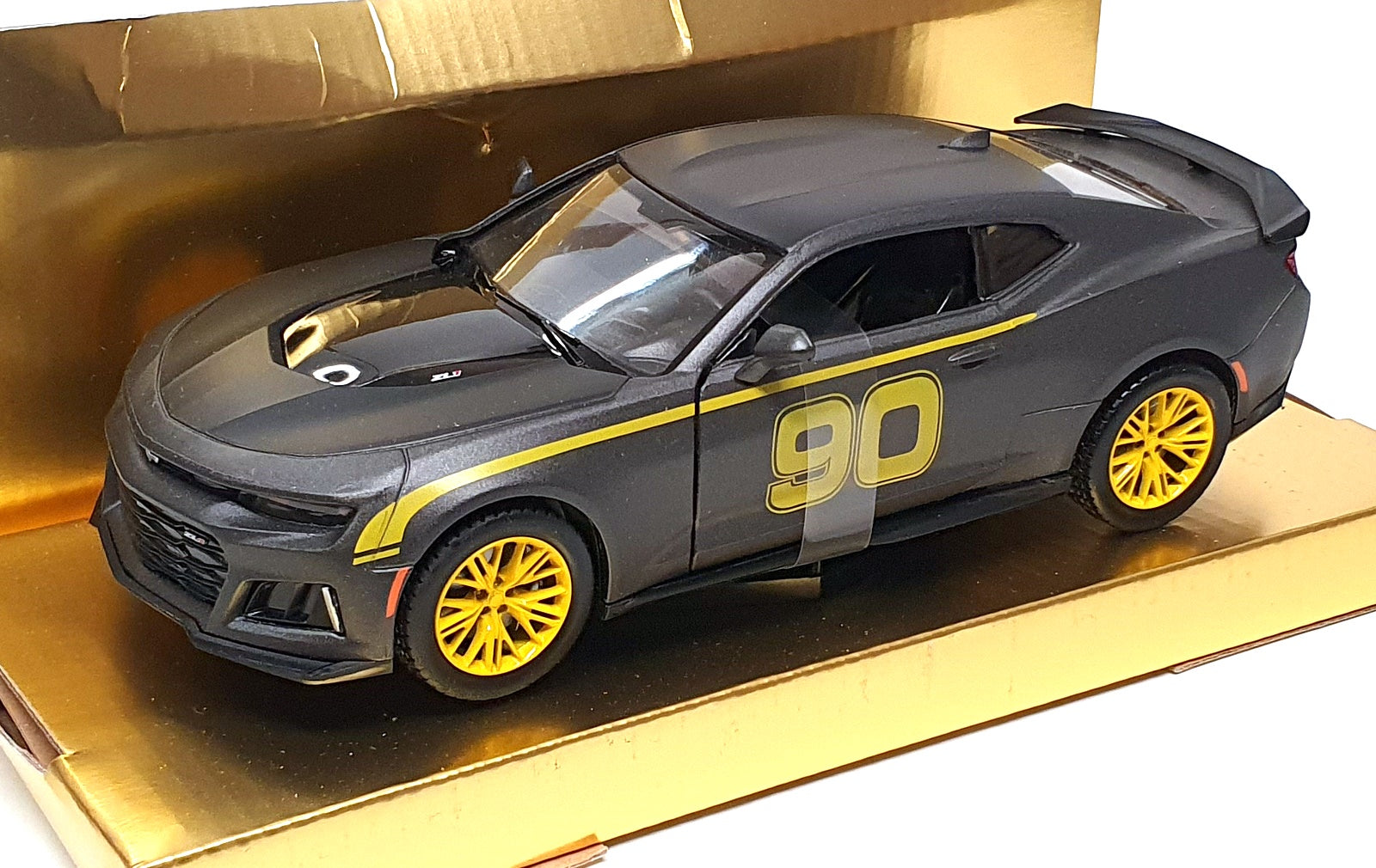 Motor Max 1/24 Scale 79510 - 2017 Chevrolet Camaro ZL1 #90 - Grey