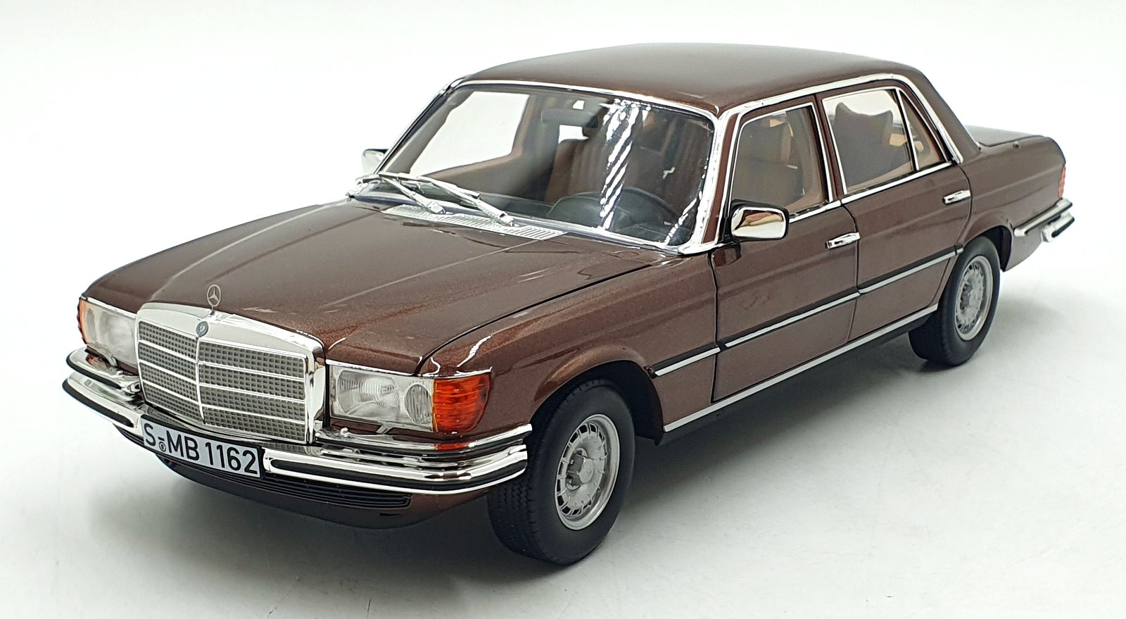Norev 1/18 Scale Diecast B6 604 0643 - (1976-1980) Mercedes-Benz 450 SEL 6.9