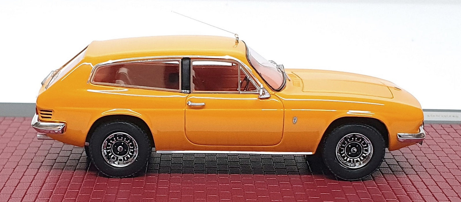 Matrix 1/43 Scale MX41702-023 - 1971-75 Reliant Scimitar SE5a - Yellow ...
