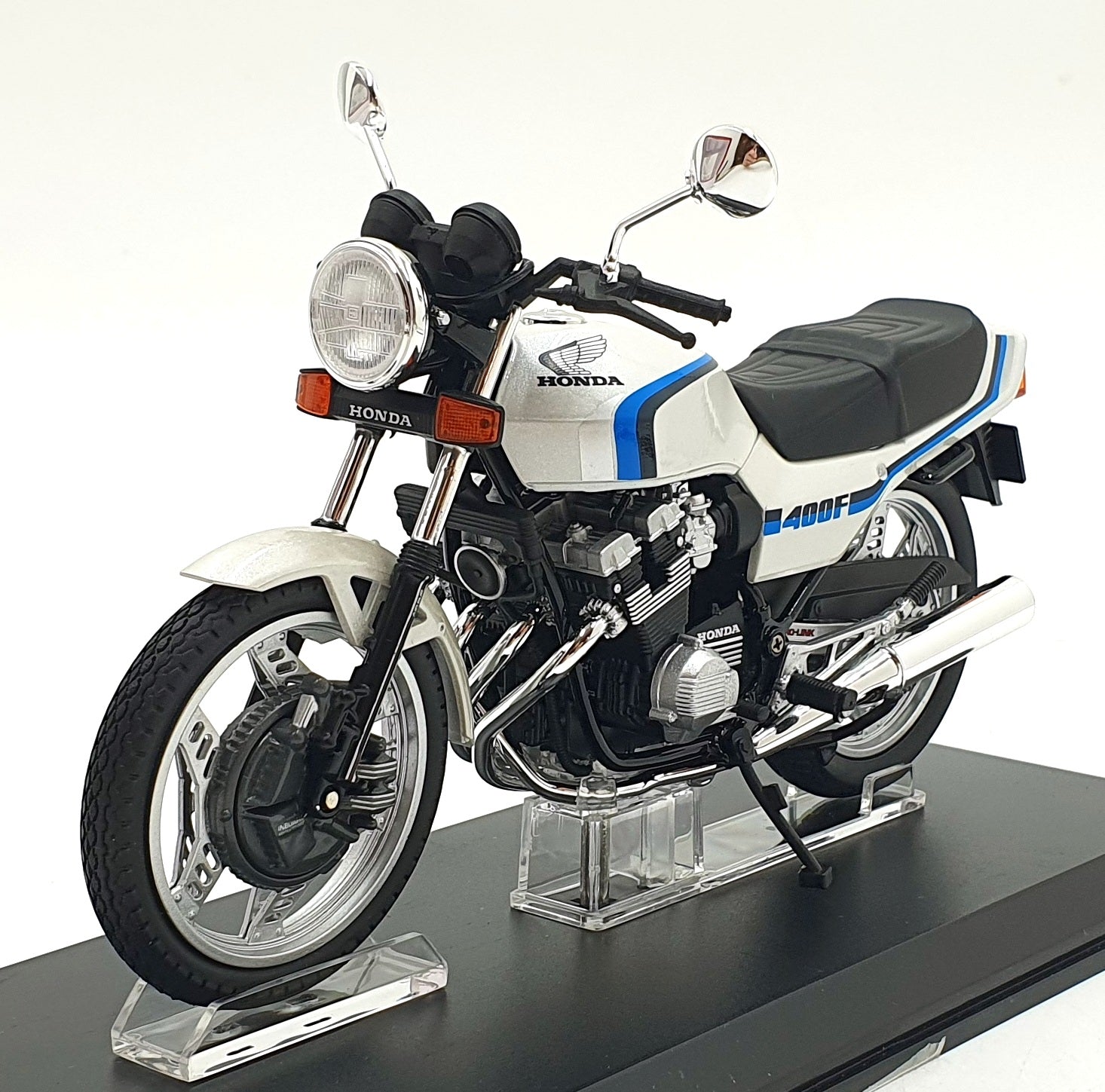 Aoshima 1/12 Scale 11201-4200 - Honda CBX400F Motorbike - White