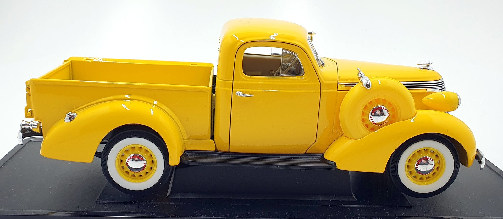 Road Signature 1/18 Scale 92458 1937 Studebaker Coupe Express Pick-Up Yellow