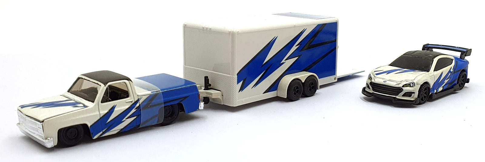 Maisto 1/64 Scale Diecast 11404 - 1987 Chevrolet 1500/2018 Subaru BRZ Blue/White