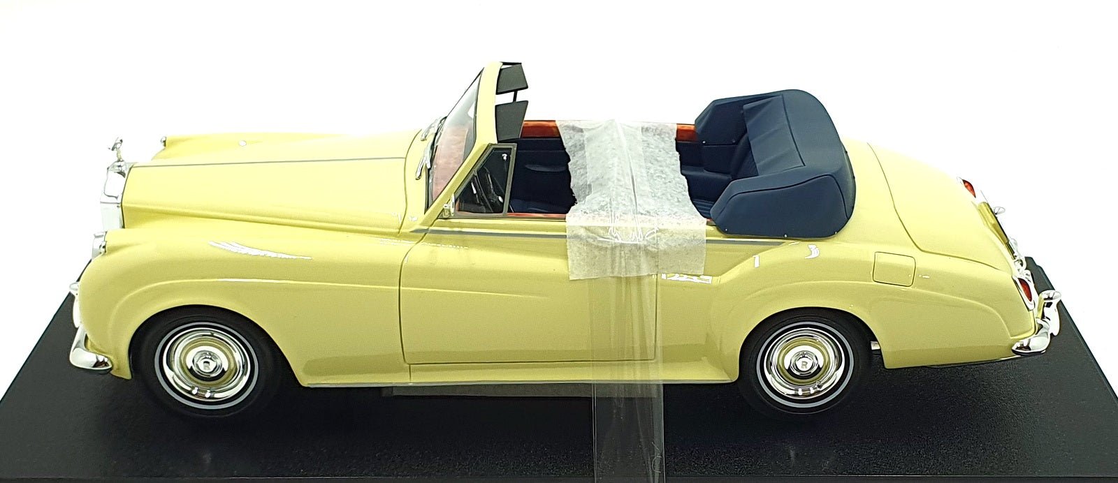 Cult 1/18 Scale Resin CML105-2 1960-62 Rolls Royce Silver Cloud II DH Ivory