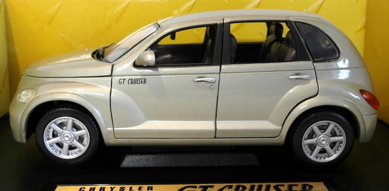 Motor Max 1/18 Scale Diecast 73100 - Chrysler GT Cruiser - Gold