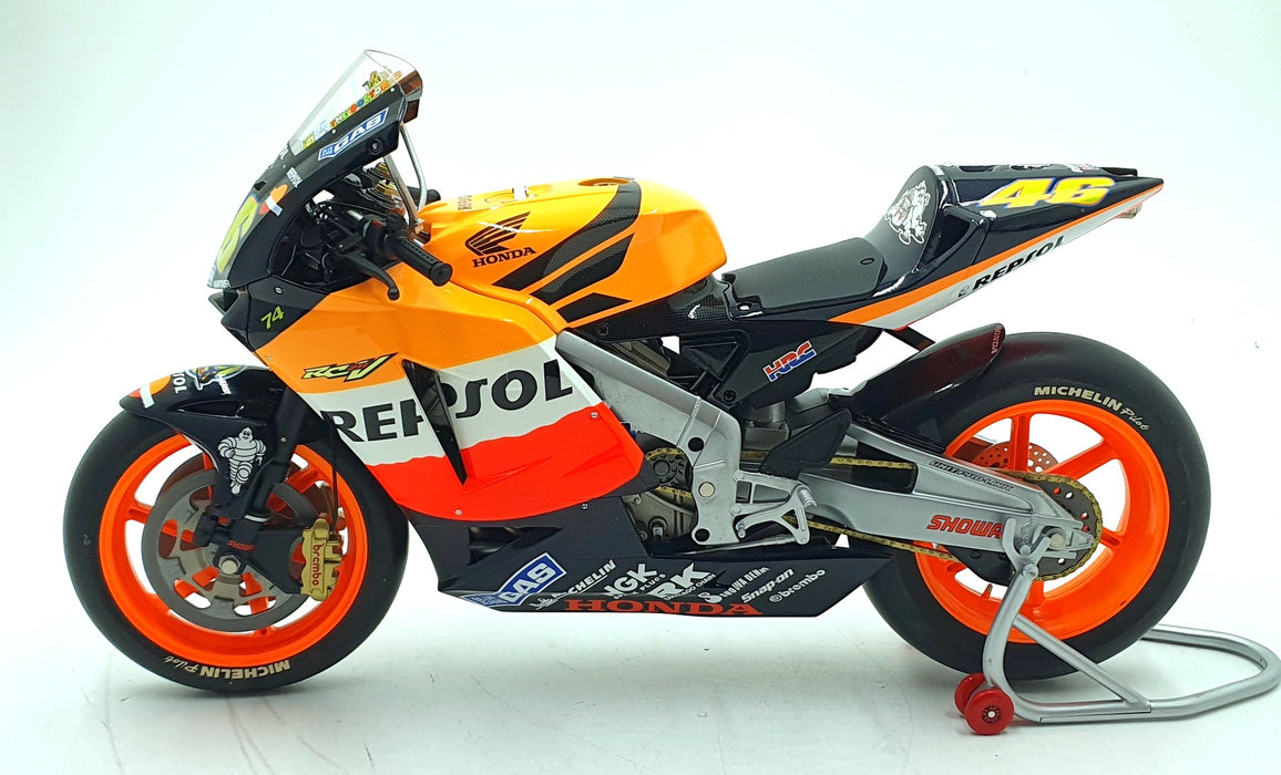 Minichamps 1/6 Scale 062 037146 - Honda RC211V Repsol V.Rossi #46 Moto GP 2003