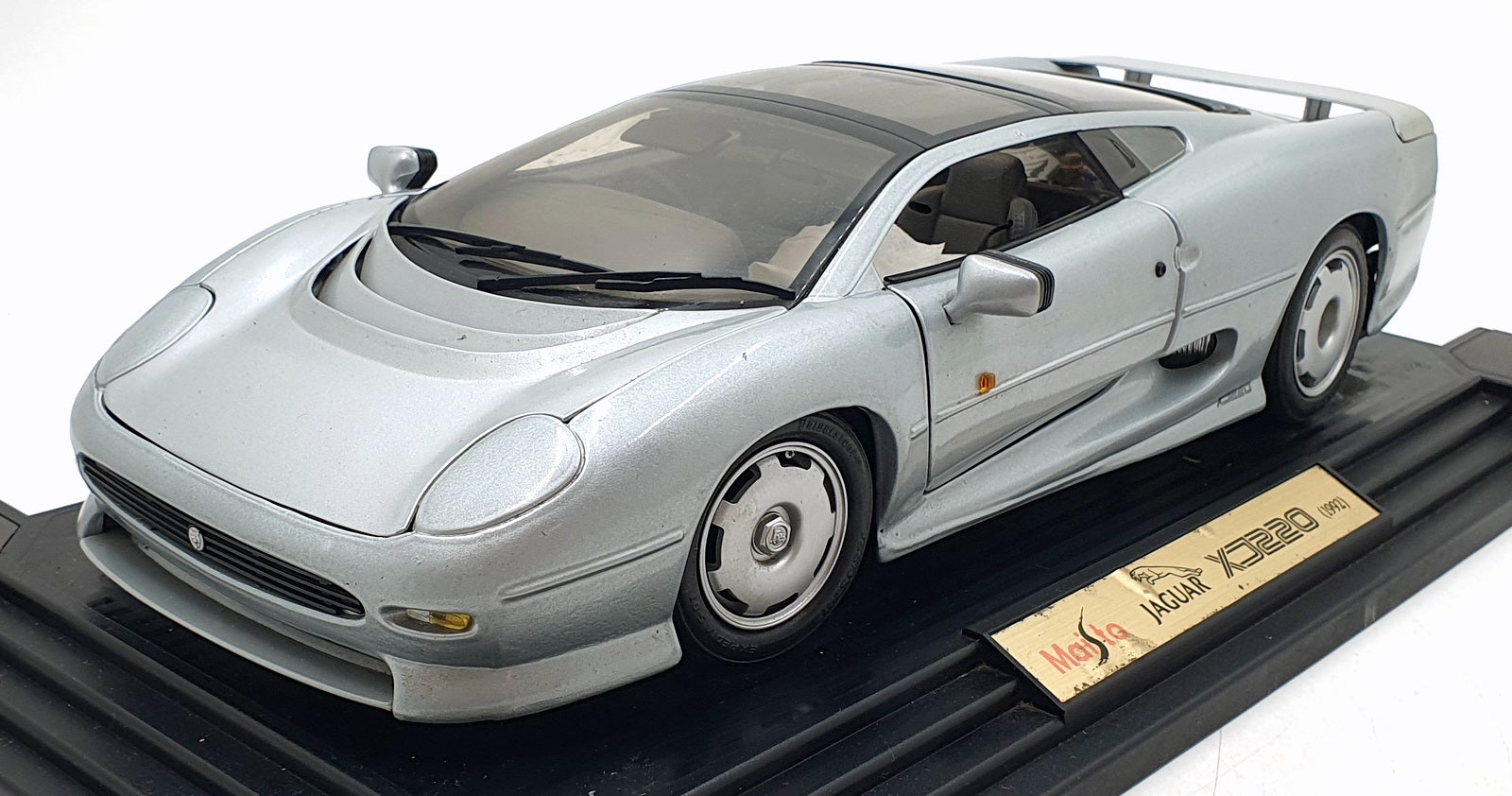 Maisto 1/12 Scale Diecast 33201 - 1992 Jaguar XJ220 - Silver On Plinth