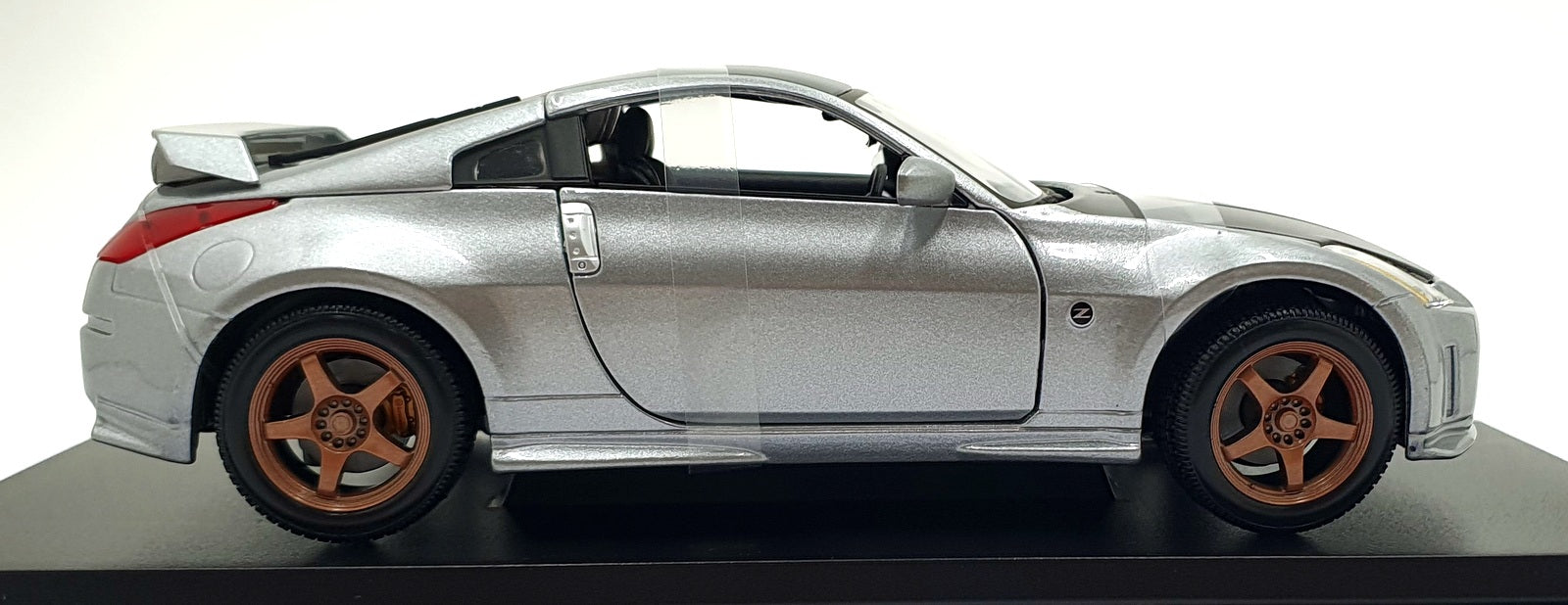 Maisto 1/18 Scale Diecast 46629 - Nissan 350Z Nismo Custom - Silver