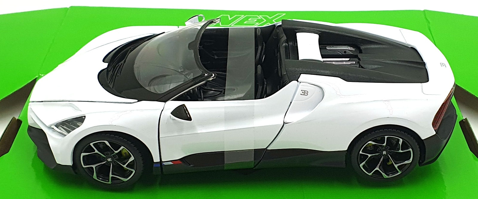 Welly NEX 1/24 Scale Diecast 24127W-WT - Bugatti W16 Mistral - White