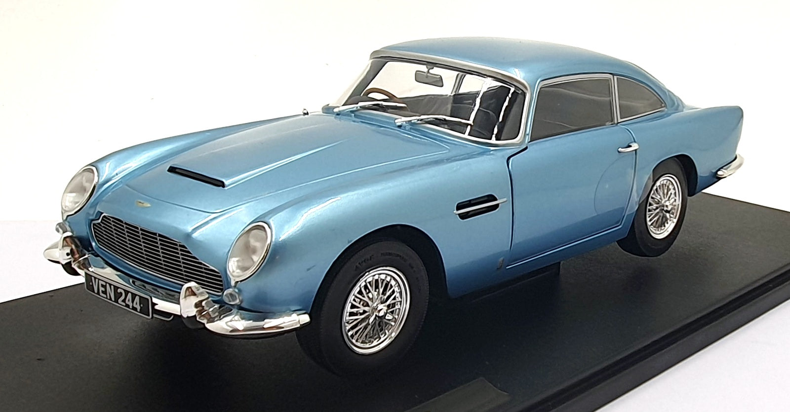 Solido 1/18 Scale Diecast S1807104 - 1964 Aston Martin DB5 - Lt. Met. Blue