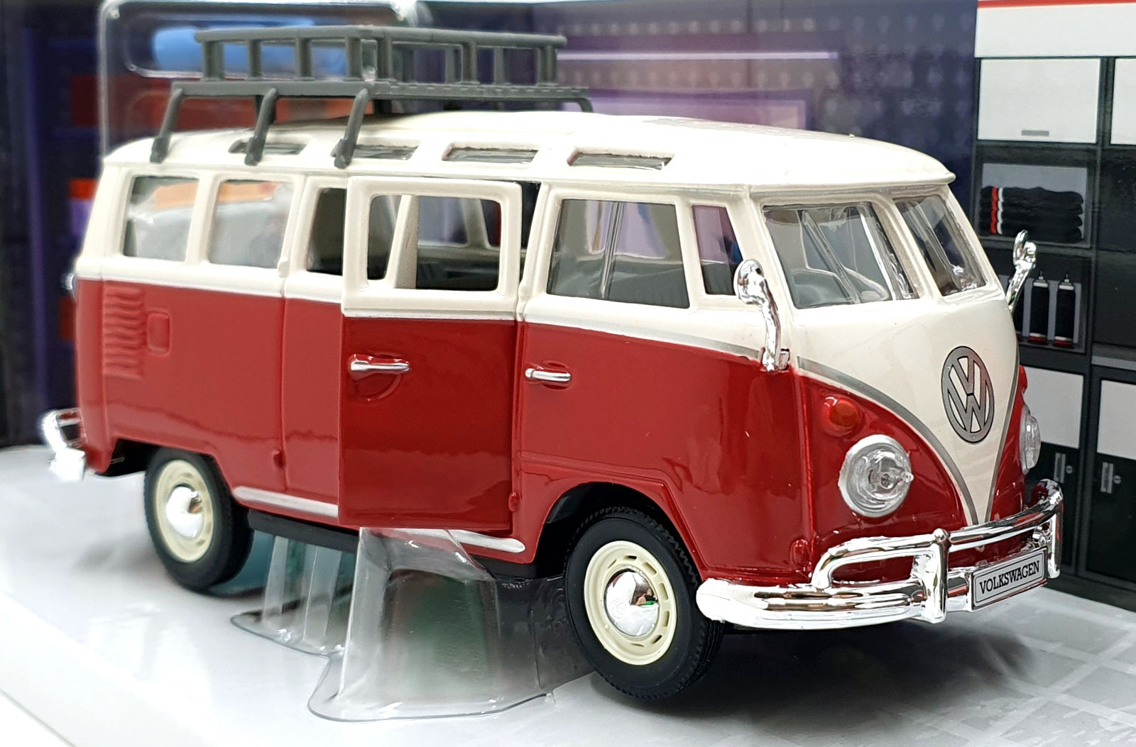 Maisto Custom Shop 1/25 Scale 32471 - Volkswagen T1 Samba - Red/White