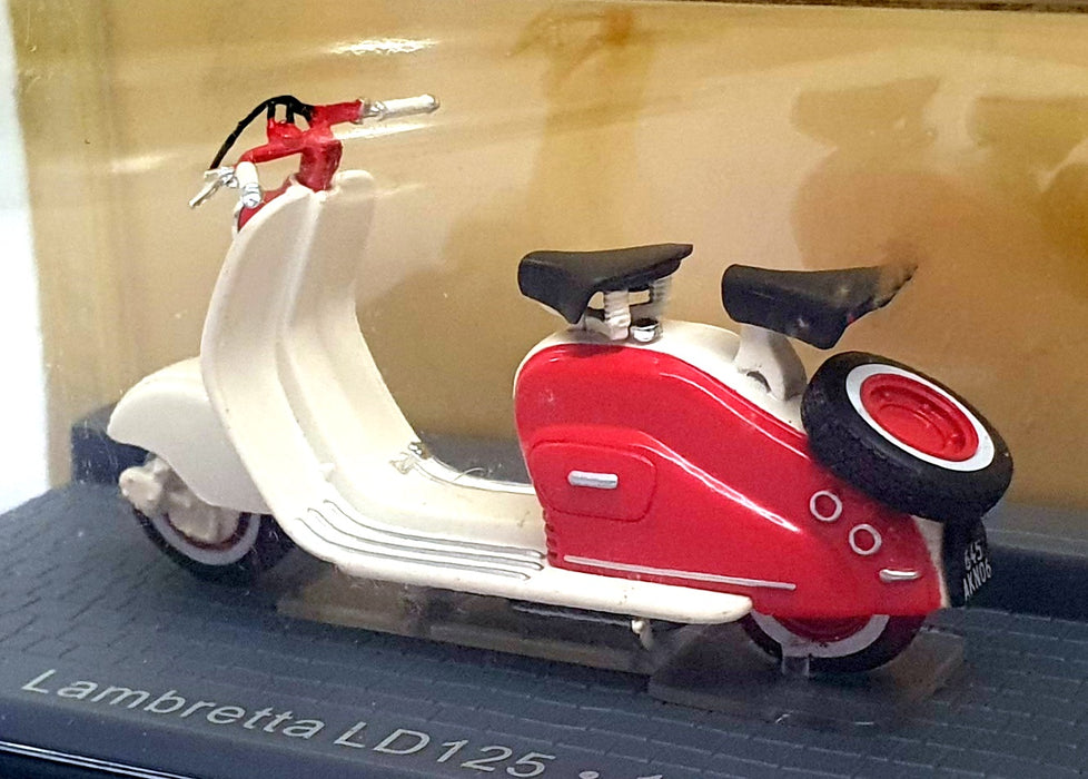 Altaya 1/24 Scale A12557 - 1957 Lambretta LD125 Motorbike - White/Red