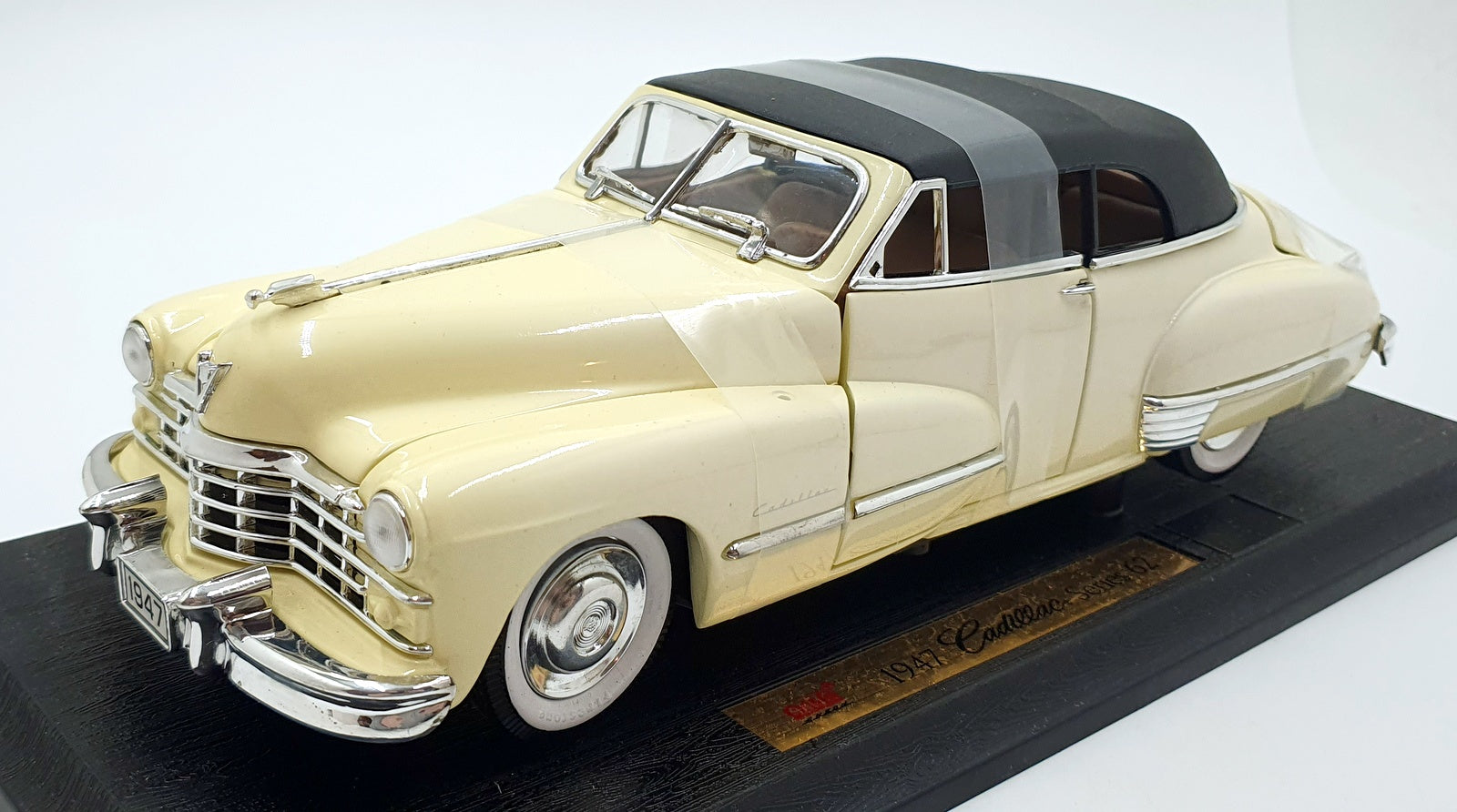 Anson 1/18 Scale Diecast 30345 - 1947 Cadillac Series 62 Convertible - Cream