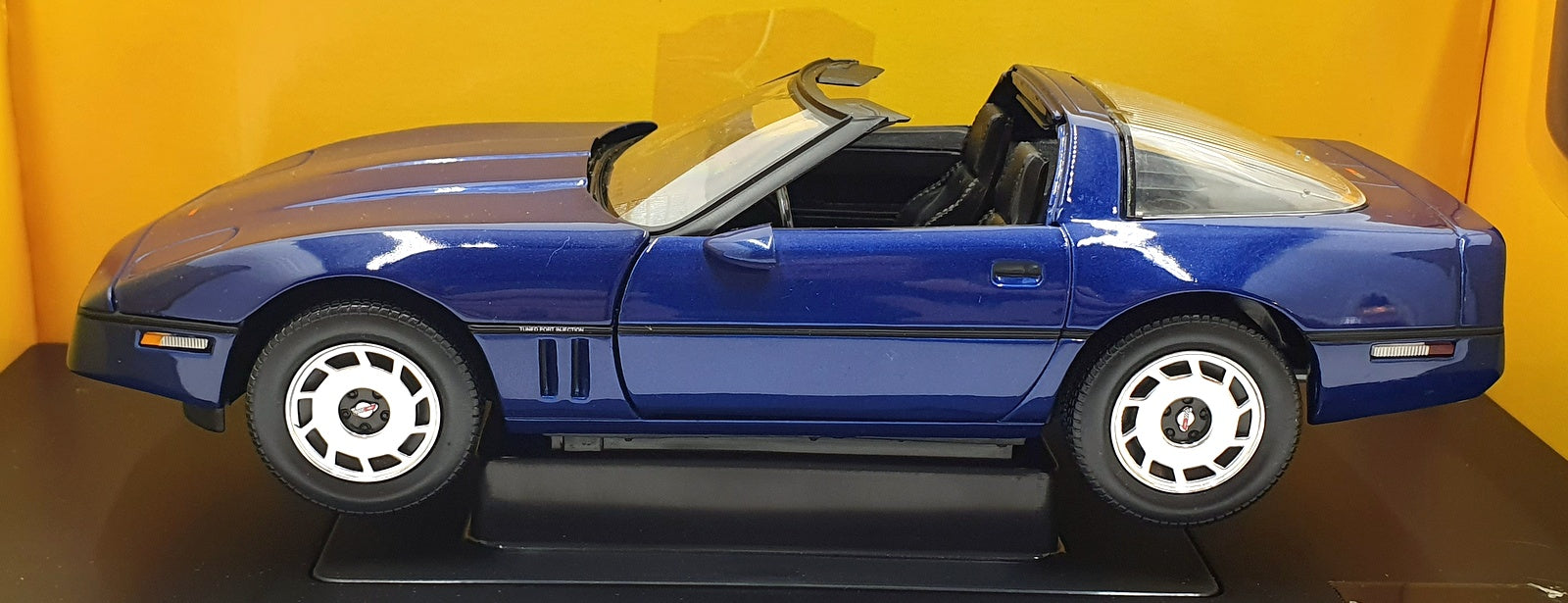 Ertl 1/18 Scale Diecast 33469 - 1985 Chevrolet Corvette Coupe - Blue
