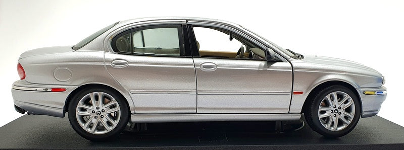 Maisto 1/18 Scale Diecast 31621 - 2001 Jaguar X-Type - Silver