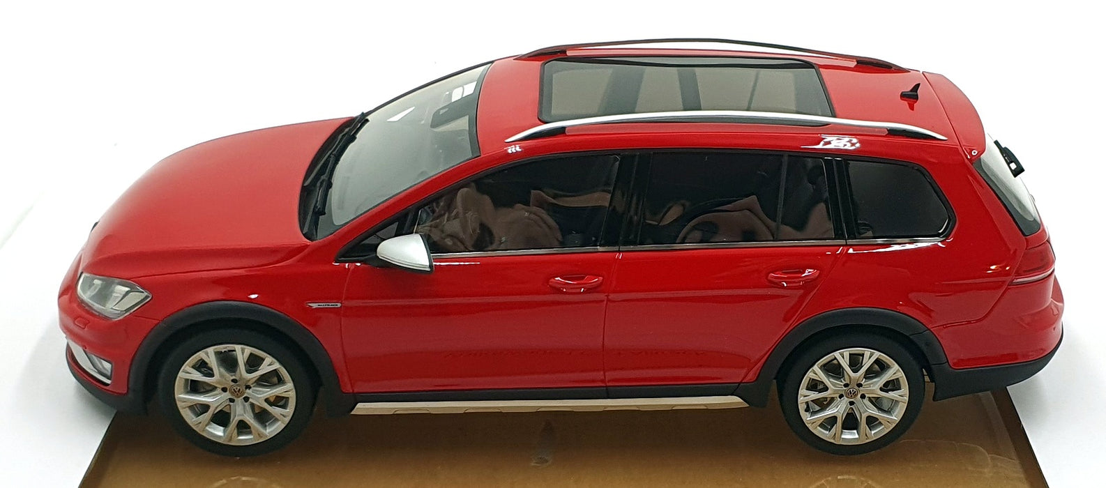 DNA Collectibles 1/18 Scale DNA000035 - Volkswagen Golf Altrack - Red